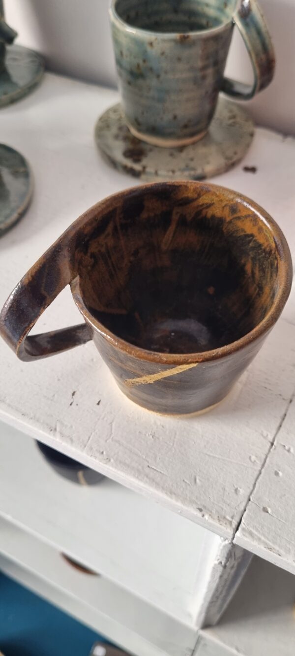 Tasse pour gaucher en céramique – Image 3